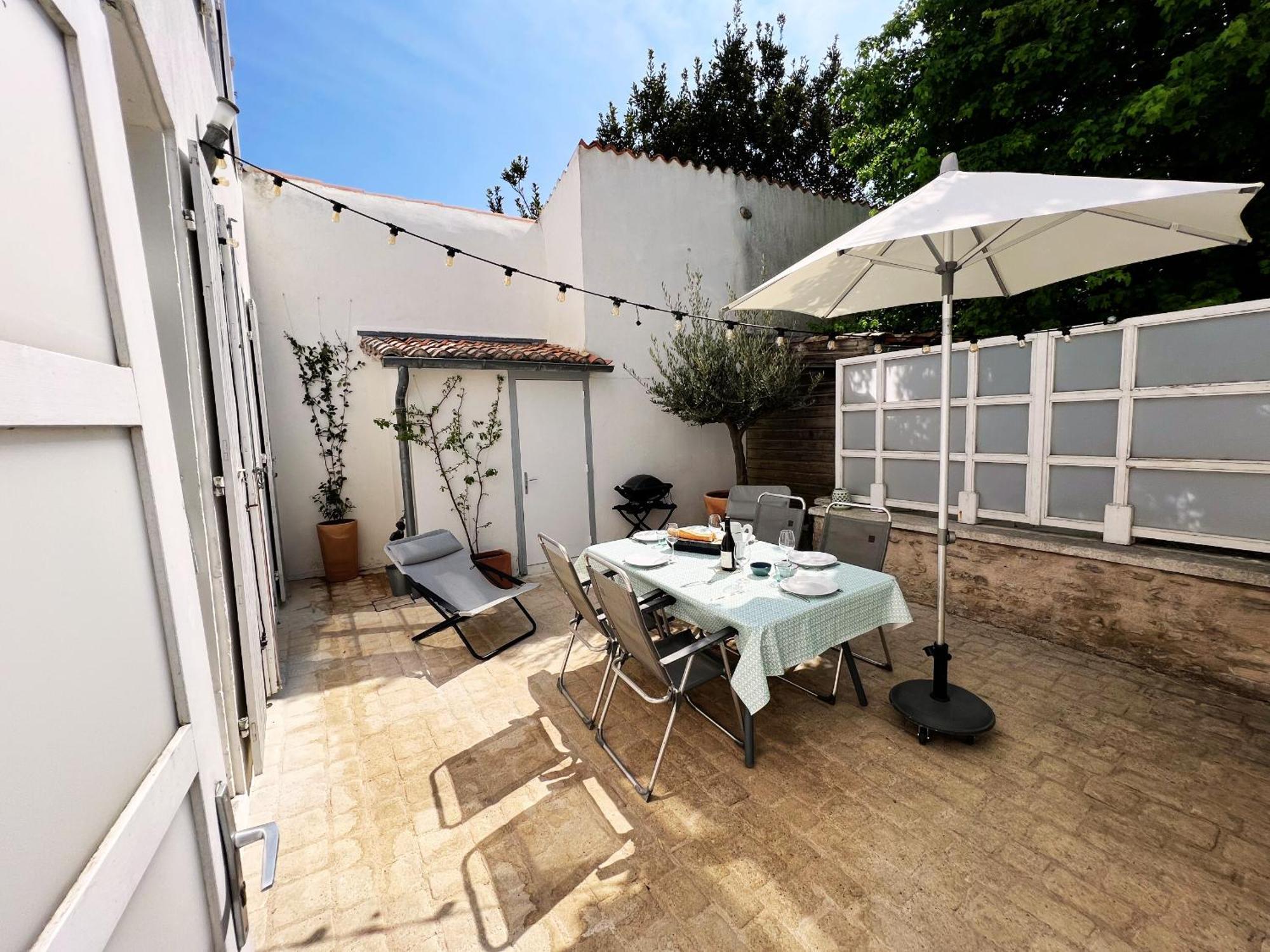 Duplex Joliment Decore Et Sa Cour Ensoleillee Saint-Martin-de-Ré Екстериор снимка